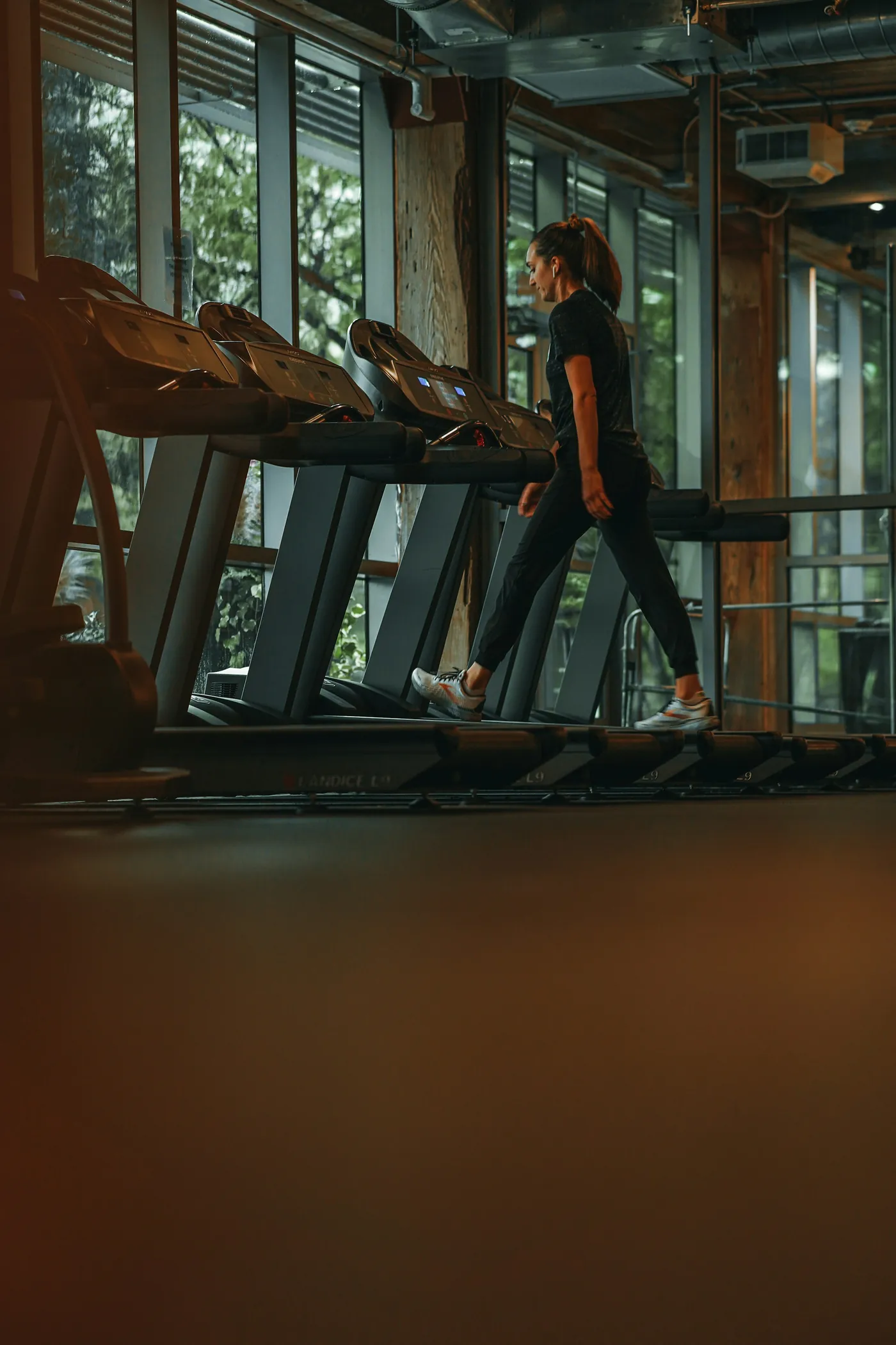 Une coureuse sur un tapis roulant