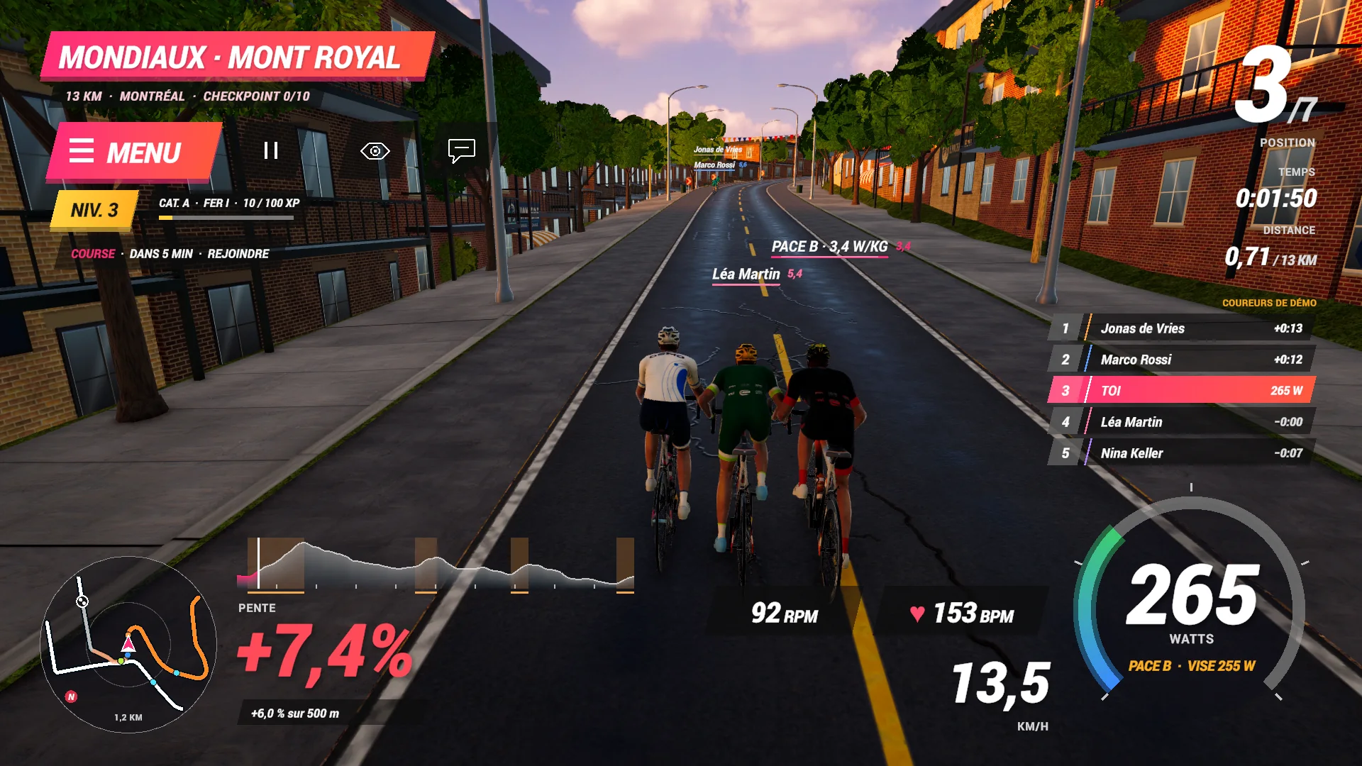 L’écran de course de FORGE Ride sur le mont Royal : 265 watts, pente de 7,4 %, carte, classement des coureurs